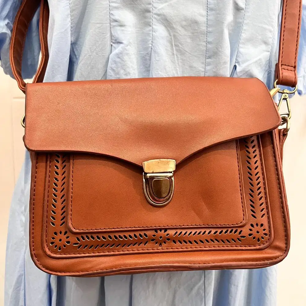 Tas lee femmes selempang wanita