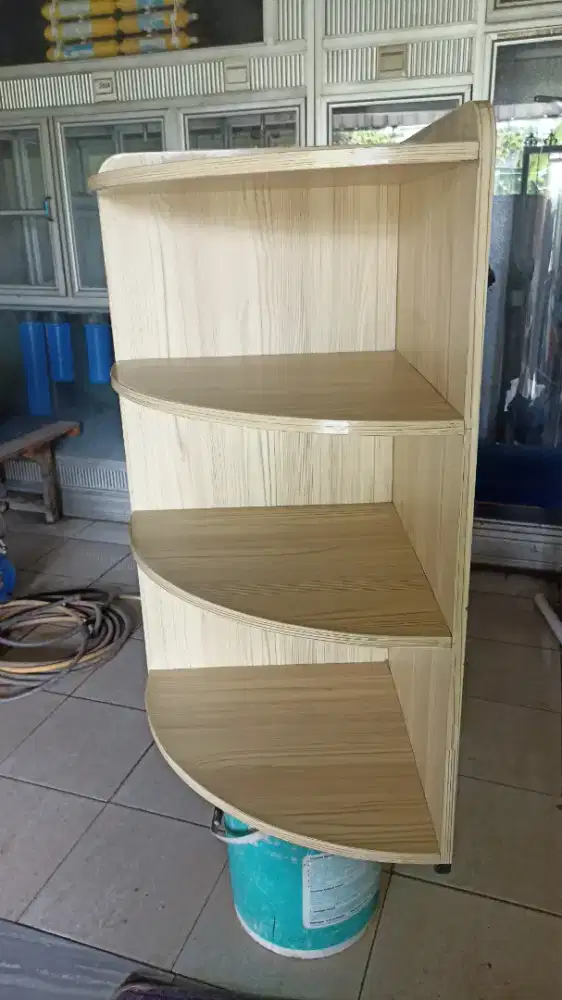 Rak buku sudut ruangan