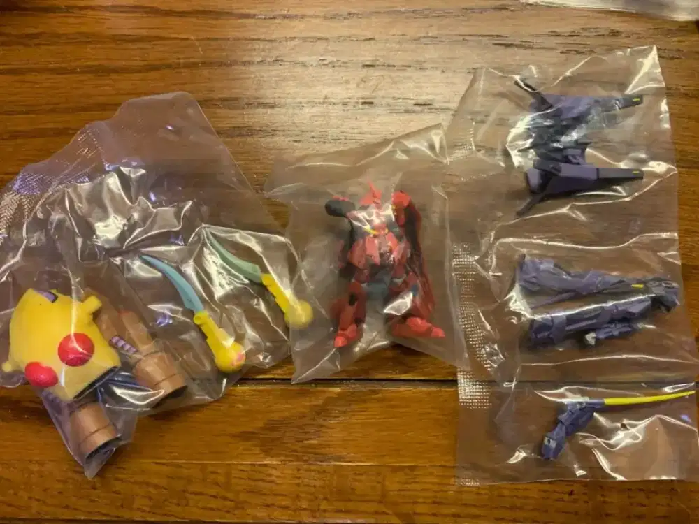 One set Diecast gundam, pokemon