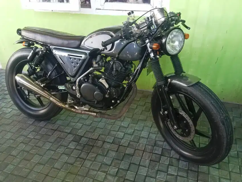 Dijual motor custom cafe racer.udah tinggal pakai 180 cc bajaj.