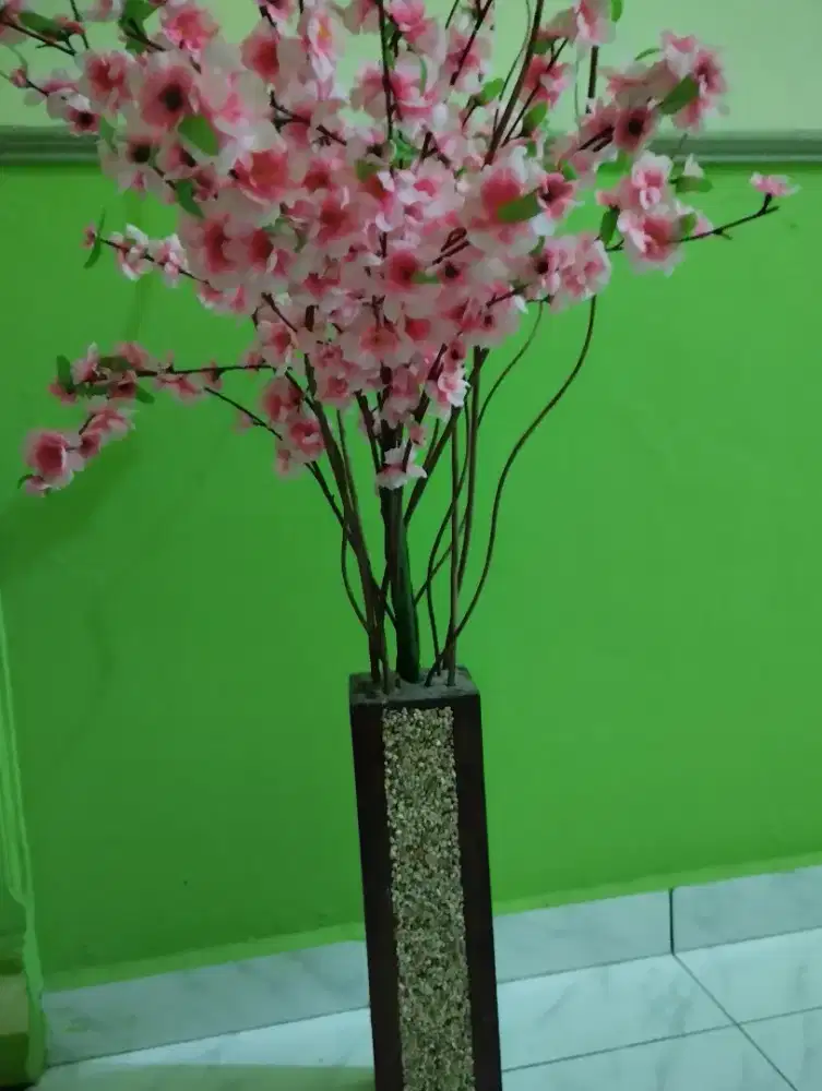 Bunga sakura dan pot