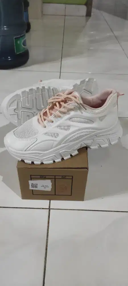 Sepatu baru merek Zeodda size 40 ,di jual aja karena salah size