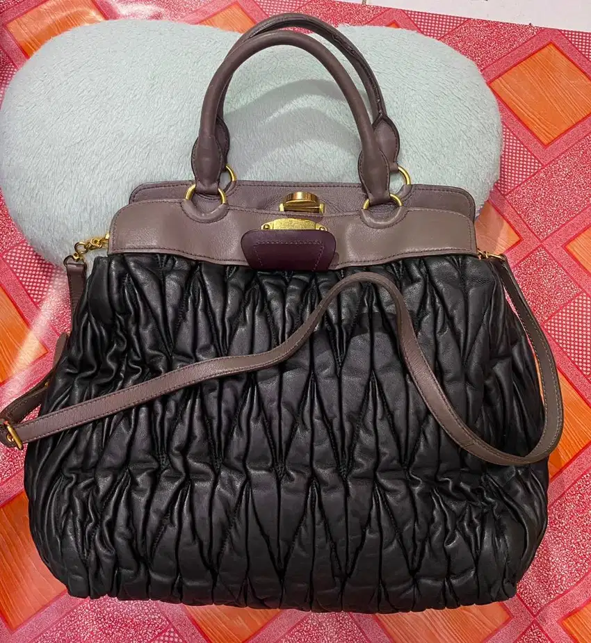 Tas miu miu hitam