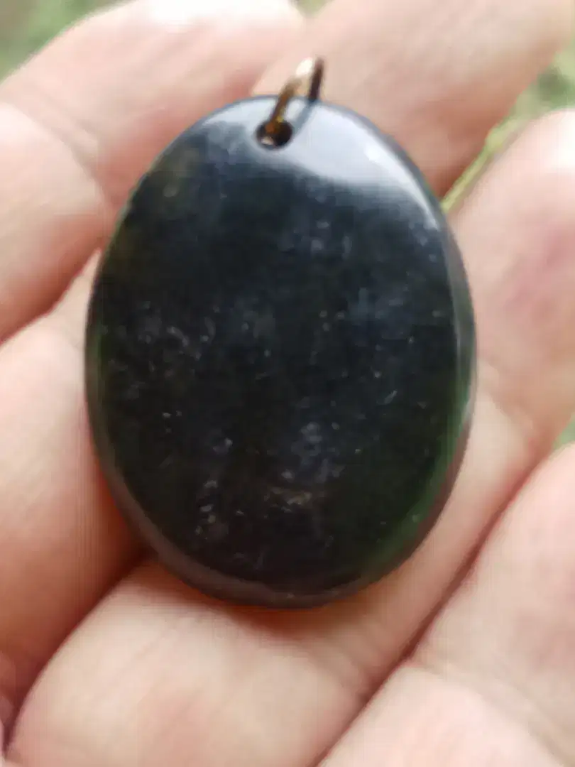 Liontin black jade