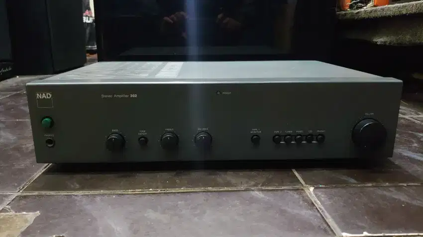 NAD 302 Amplifier