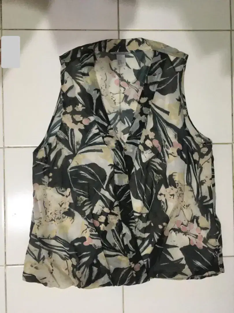 Baju atasan wanita tanpa lengan H&M abu-abu putih.