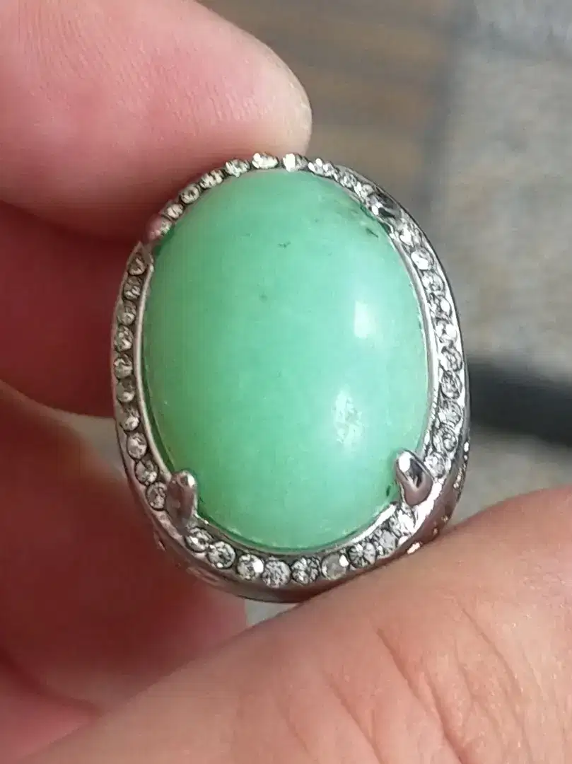 Batu giok Sulawesi chrysoprase Chalcedony 25 × 20 ×11 mm ring titanium