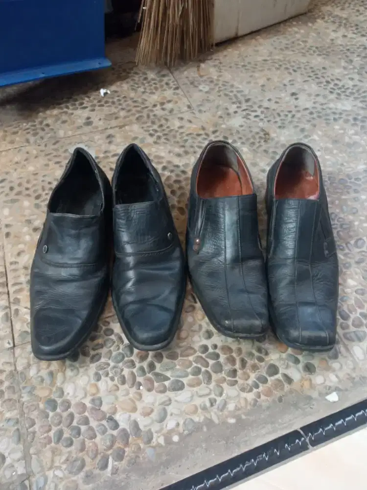 2 pasang sepatu bekas merk Hush Puppies dan merk Bally  ukuran 43-44