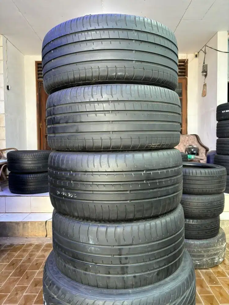 Ban Accelera Phi-R 265 35 r18 & 245 40 r18