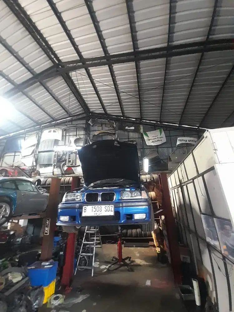 Mekanik bengkel mobil balap