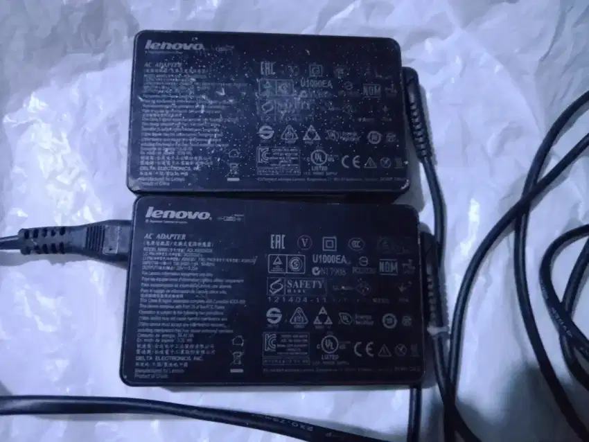 Di mahar charger Lenovo komputer/leptop