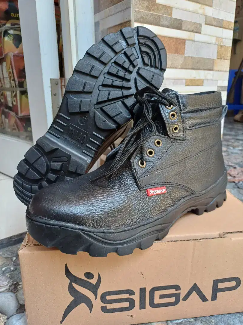 Sepatu boot safety kulit ujung besi