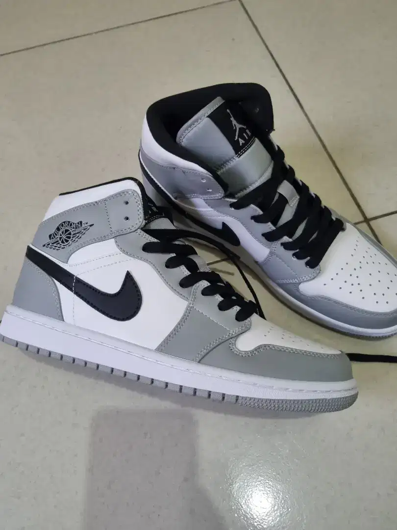 Nike Air Jordan 1 Mid, Ukuran 40, Warna Light Smoke Grey