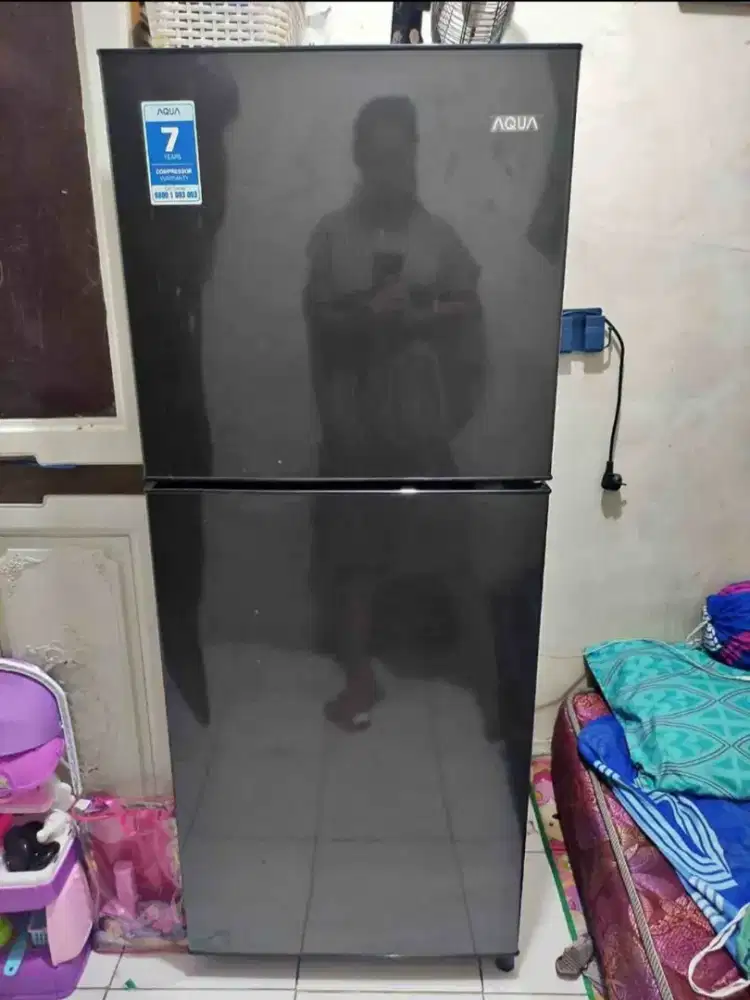 Kulkas dua pintu merek Aqua masih bagus dingin tidak ada bunga es
