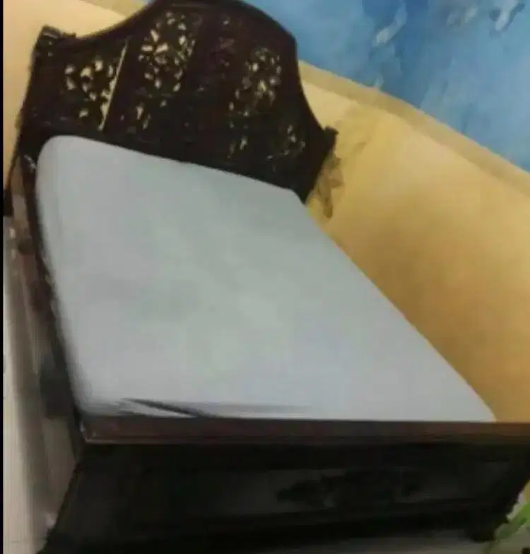 Tempat tidur ukiran jati
