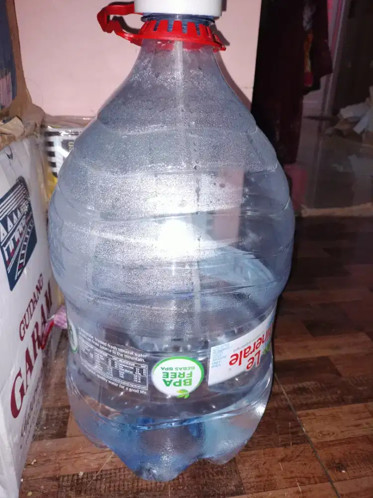 Galon le minerale kosong