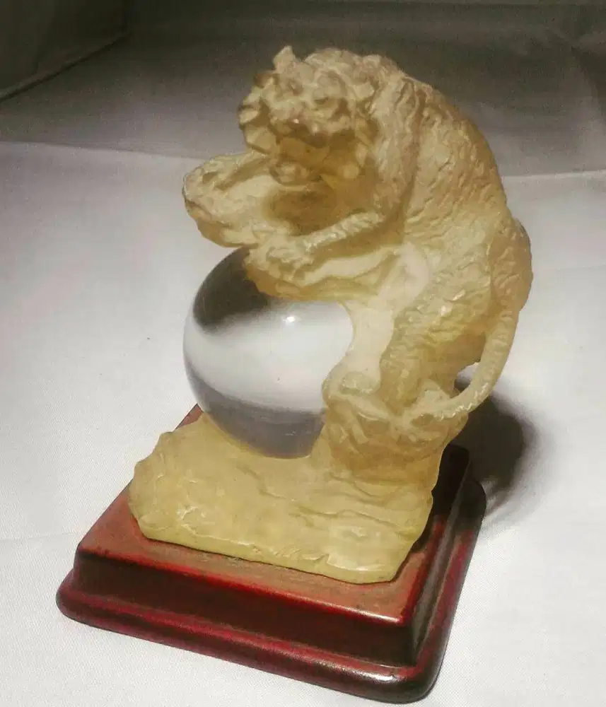 Pajangan patung singa bola kaca