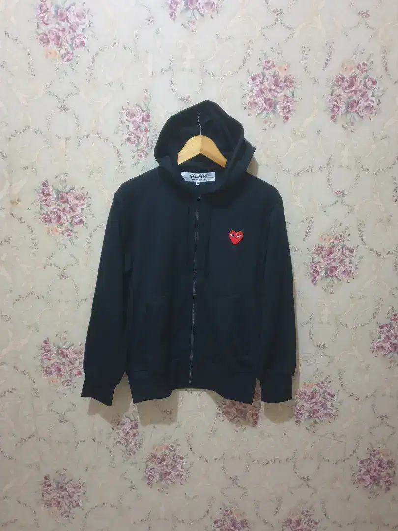 Like new .authentic jaket .hoodie play size S fit M