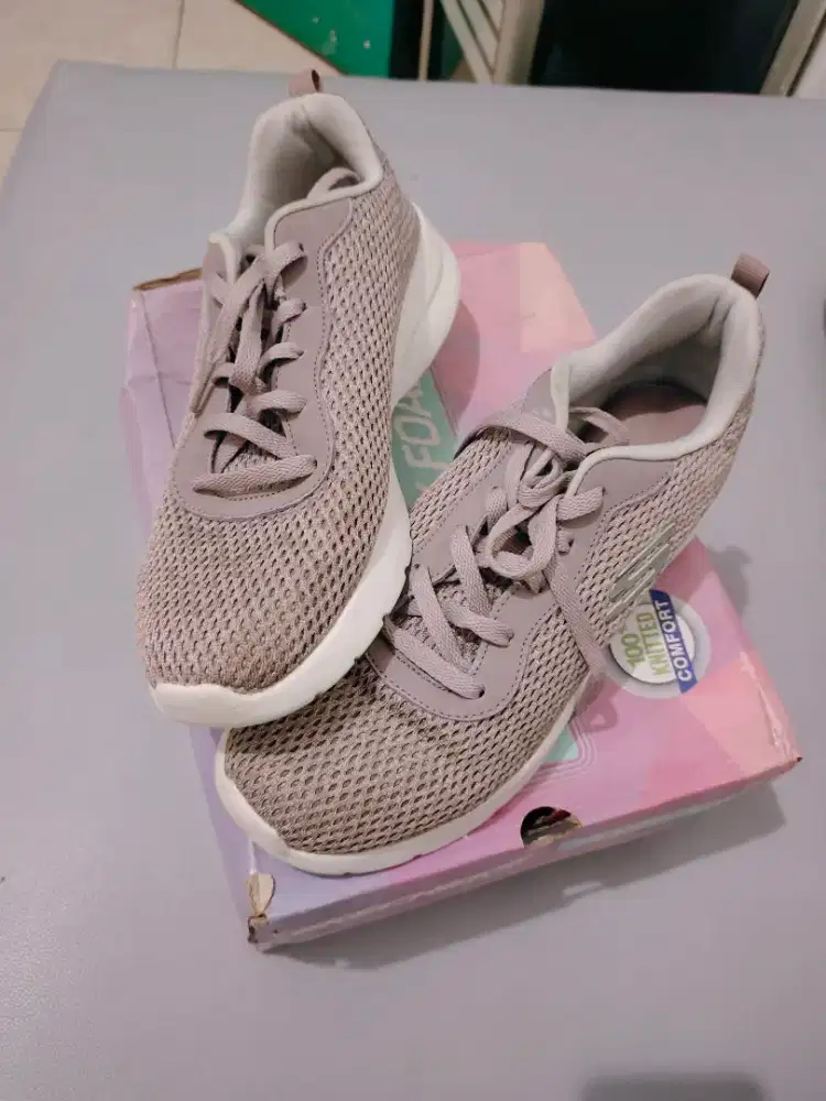 Dijual sepatu skechers wanita
