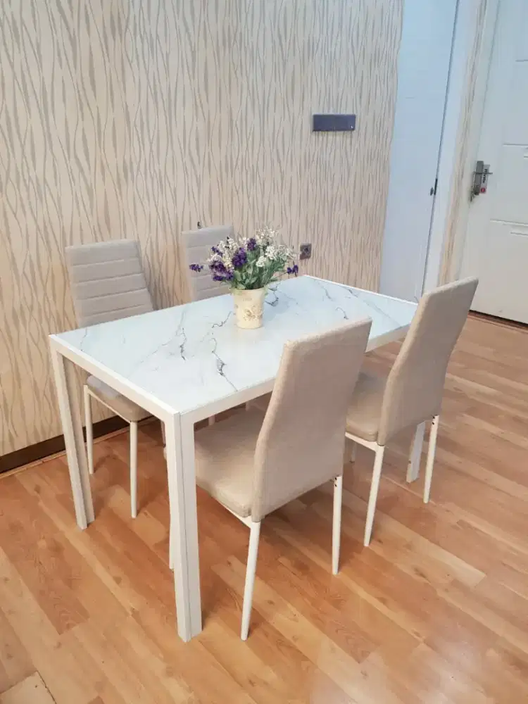 Meja makan empat kursi model minimalis