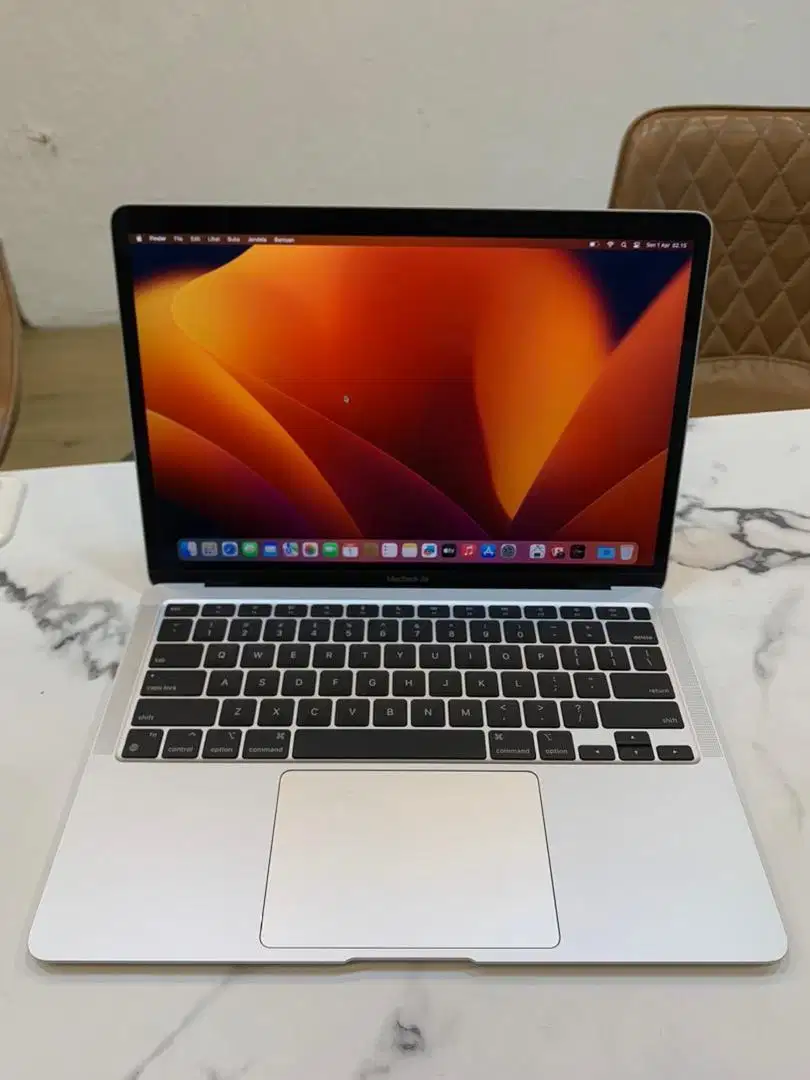 Macbook air 2020 M1 like new