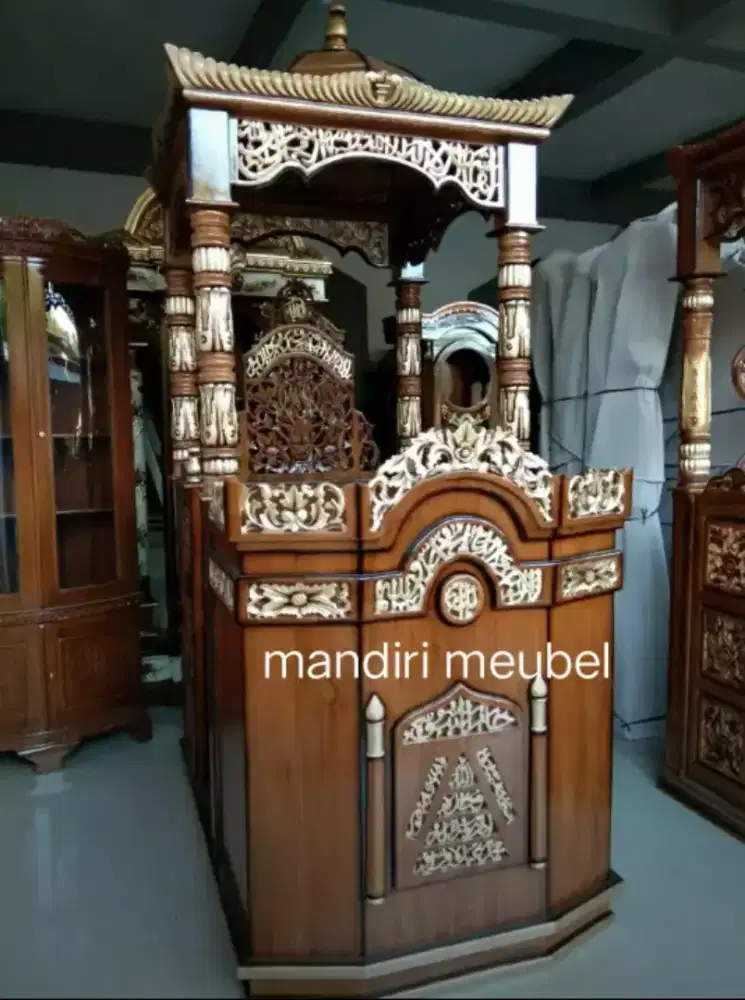 Mimbar masjid mimbar kubah ukir jati.