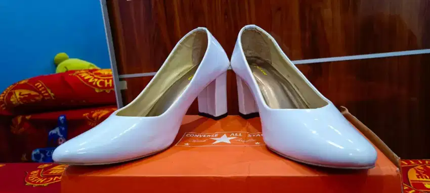 Jual sepatu high heels putih size 42 baru 1x pakai