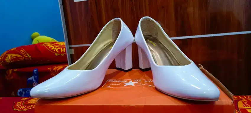 JUAL SEPATU HIGH HEELS 1 X PAKAI MULUS LIKE NEW HANYA 85 RIBU