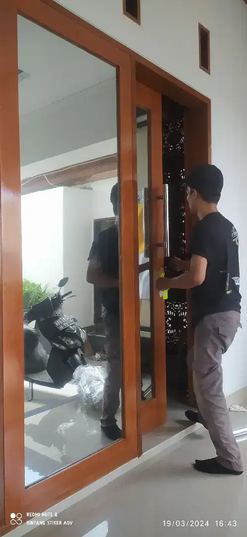 Yuk pasang sticker kaca film sticker sanblast bosku