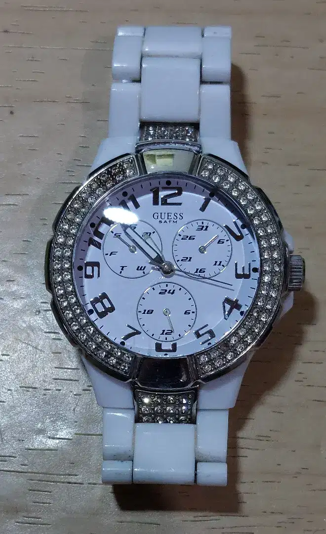 Jam tangan GUESS Wanita White Polycarbonate