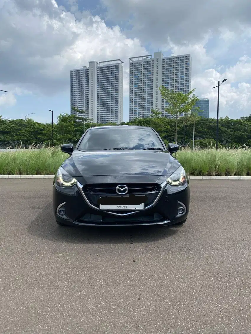 Dijual Mazda 2 R 2017 (Facelift) warna hitam