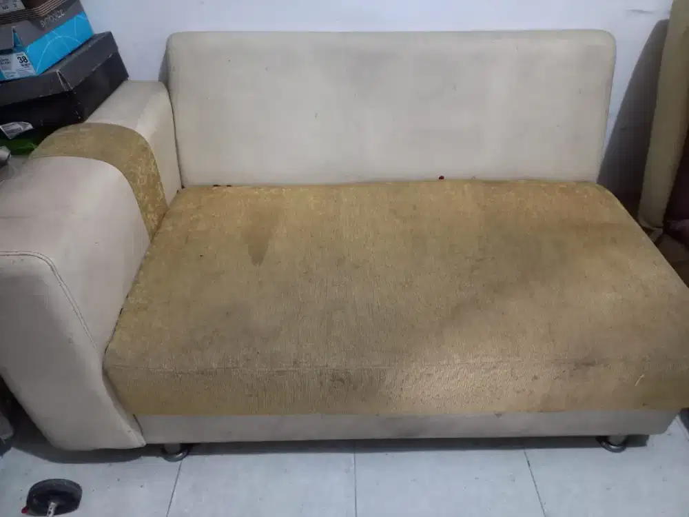 Sofa bentuk L bahan kulit dan beludru