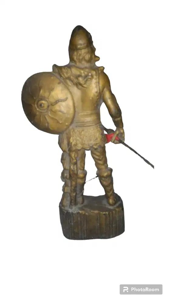 Patung pajangan ksatria lengkap dengan tameng