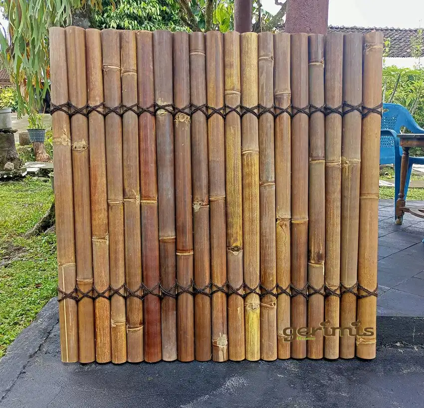 pagar bambu hitam