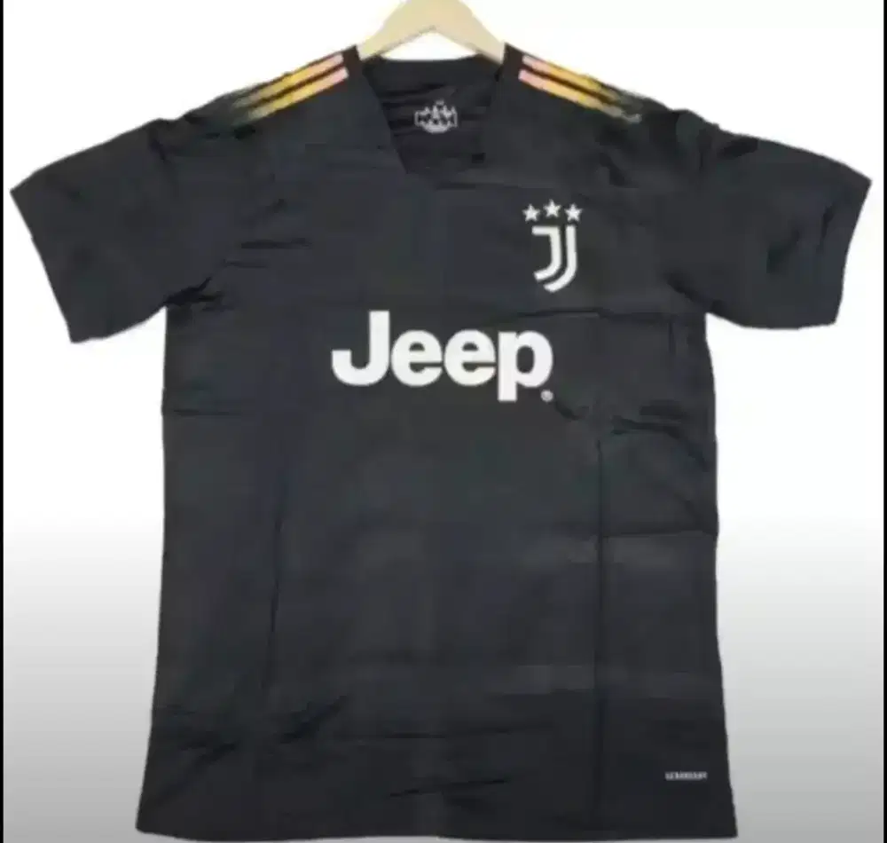 Baju bola Juventus hitam