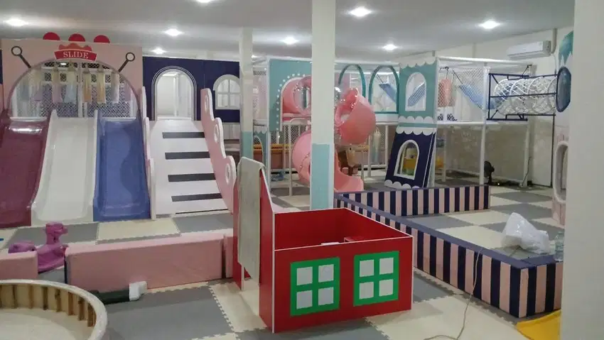 Playground indoor atau yang disebut wahana mandi bola