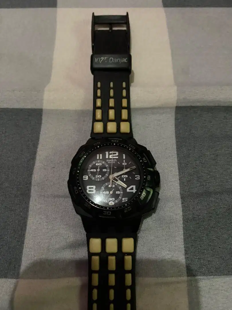 jam swatch edisi james bond 'danjaq'