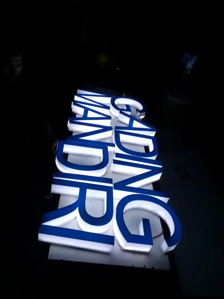 Huruf timbul akrilik