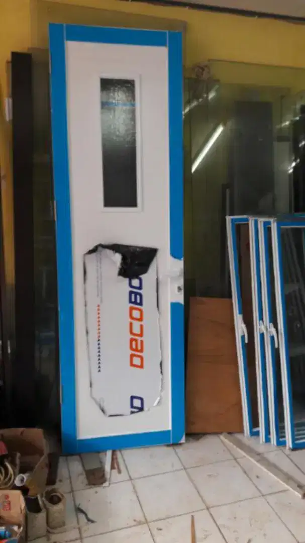Pintu kaca dan panel aluminium