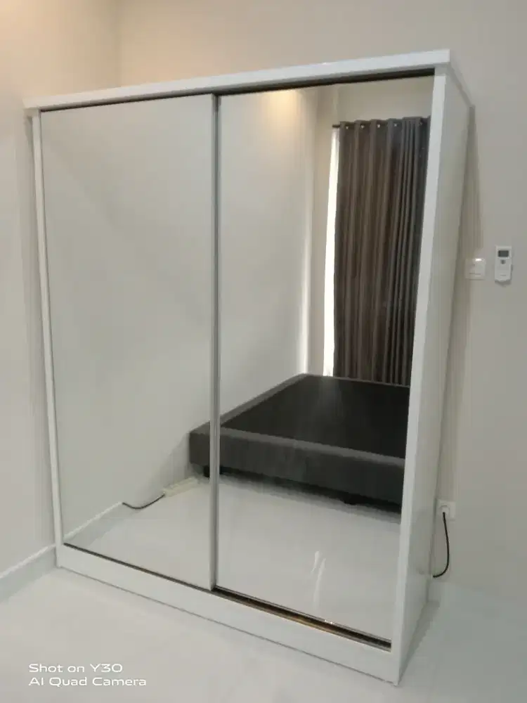 Lemari pakaian sleding dor cream srat, tanpa cermin