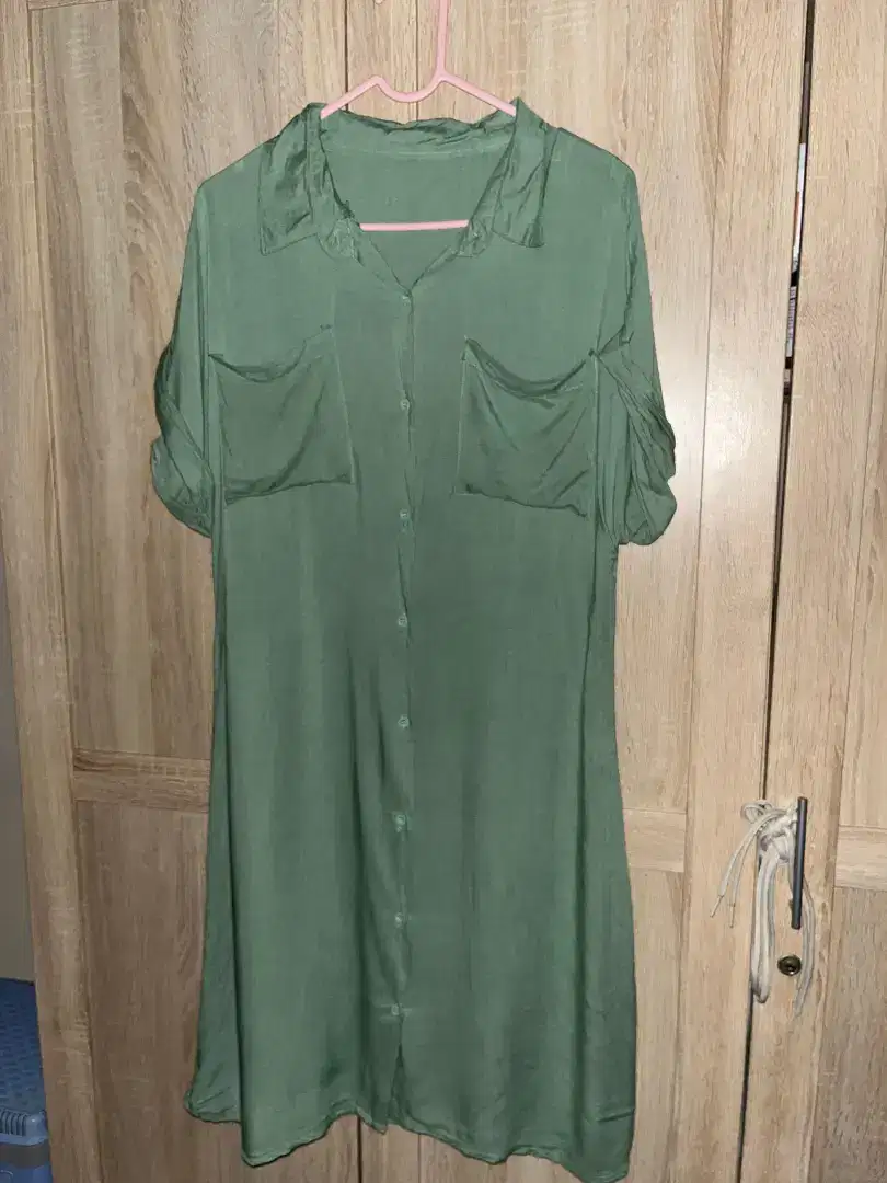 Dress warna hijau ukuran M, kondosi masih bagus, sekali pakai aja