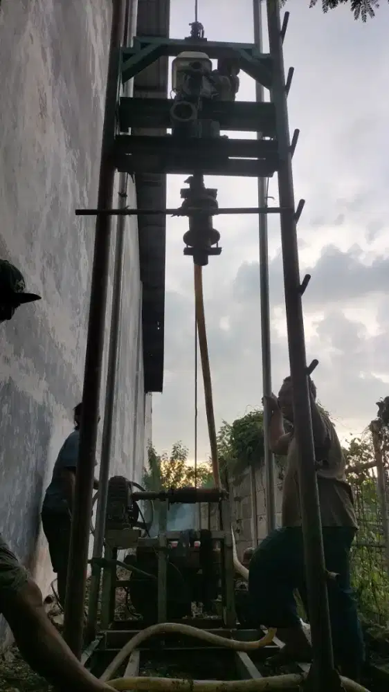 Sumur bor dangkal dalam. kuras sumur stros arde