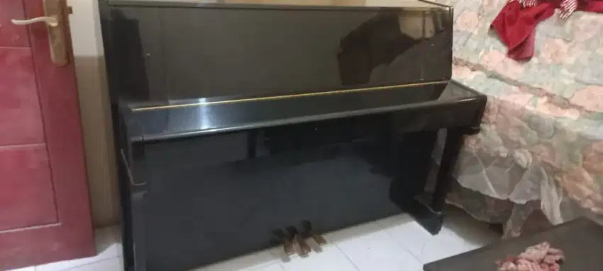 Piano YAMAHA LU 101 CPE. Type jarang krn ada kaki dibawah tuts. Bgs