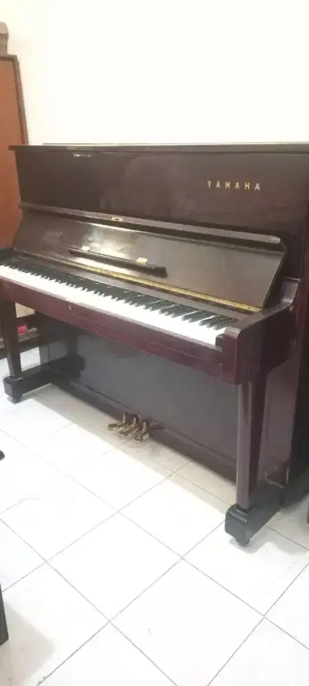 Piano YAMAHA U1.type menengah. Warna coklat .kualitas kayu prima