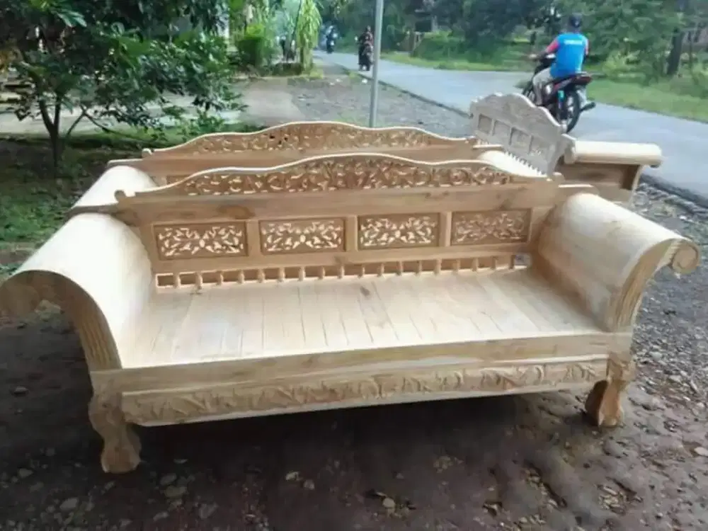 Bangko Madura motif kaki macan mentahan material kayu jati