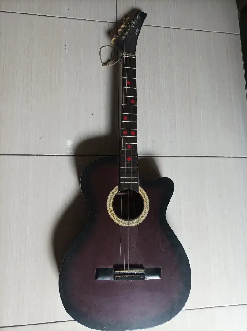Gitar YAMHAHA warna coklat