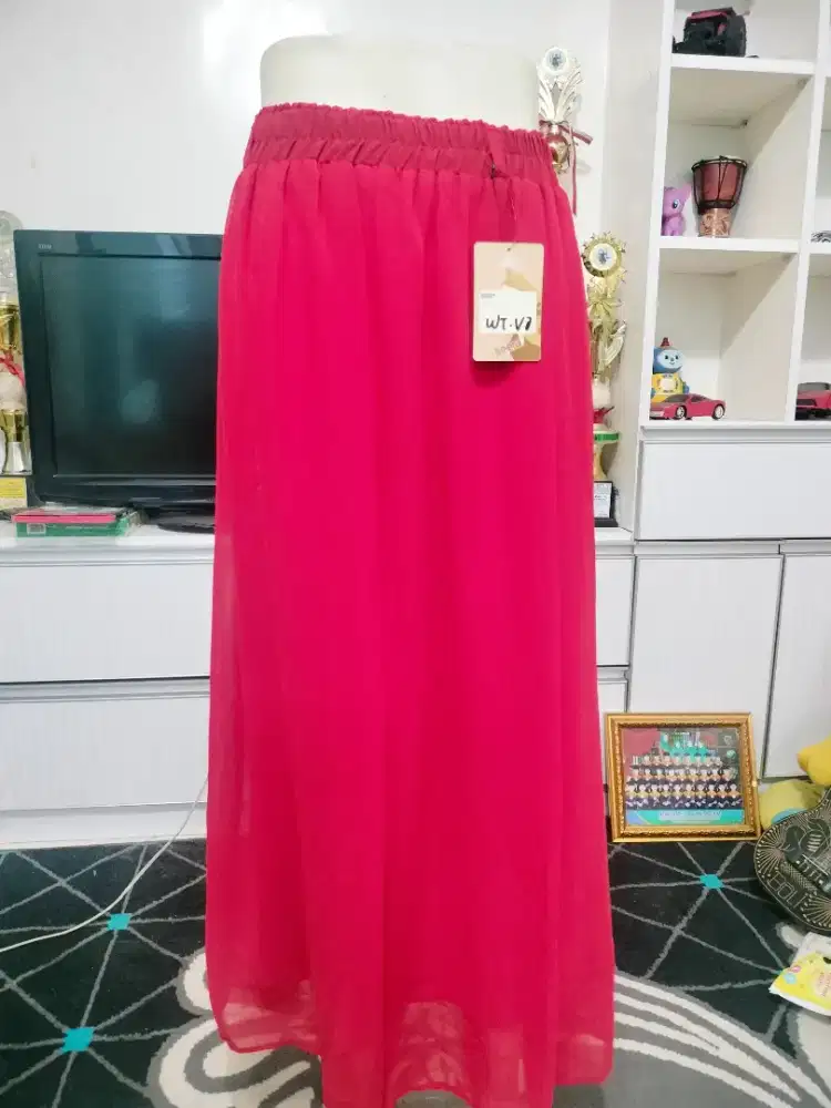 Rok merah bahan ceruti