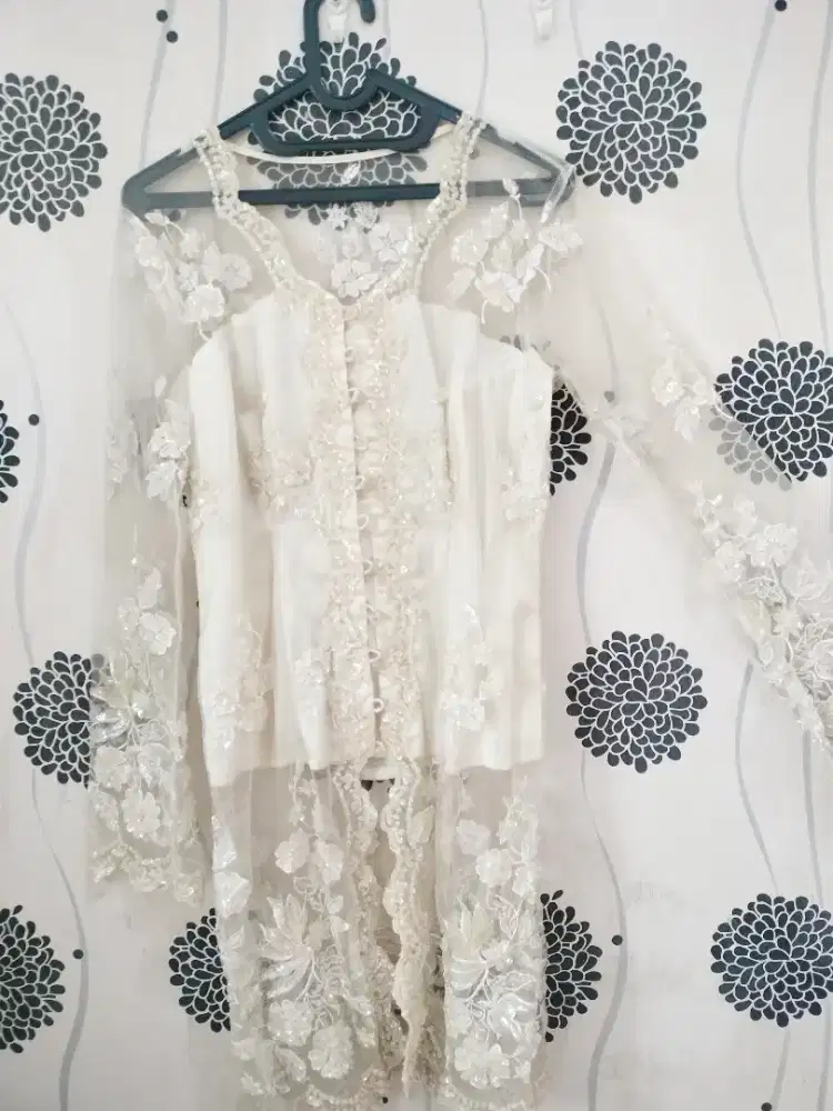 Kebaya akad broken white