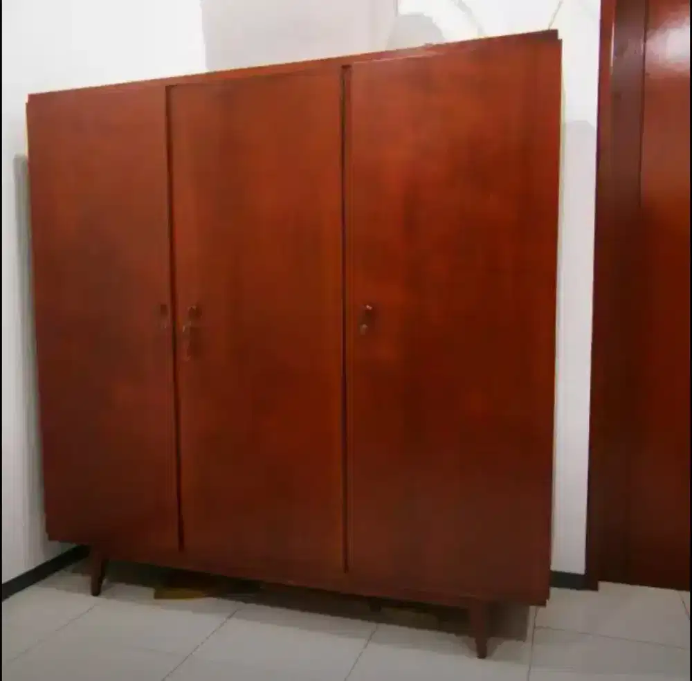 Lemari baju jati solid kaki jengki