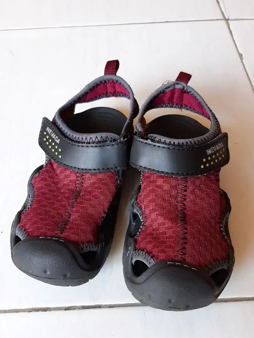 Sepatu sandal anak Nevada lexus merah kondisi 99%, 
Preloved size 29.